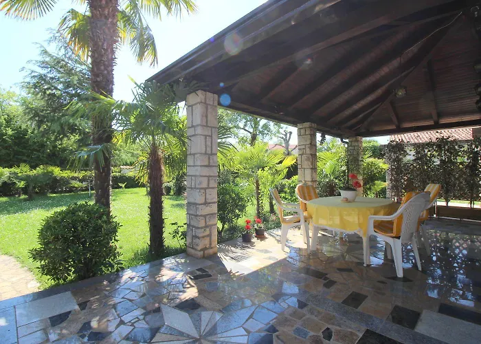 Hundefreundliches Mit Mediterranem Garten Und Nur 650 Meter Zum