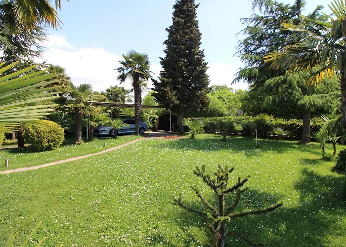 Hundefreundliches Mit Mediterranem Garten Und Nur 650 Meter Zum Prázdninový dům Poreč