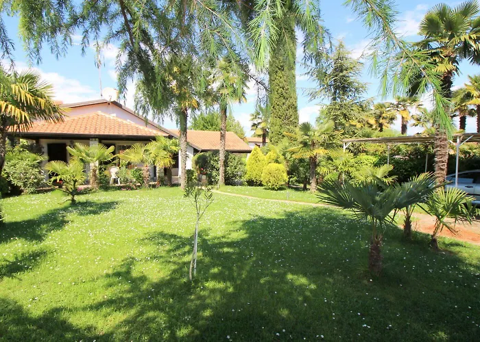 Hundefreundliches Mit Mediterranem Garten Und Nur 650 Meter Zum Prázdninový dům Poreč