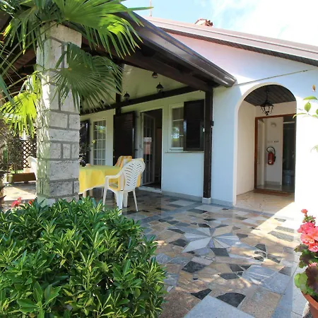 Hundefreundliches Mit Mediterranem Garten Und Nur 650 Meter Zum Porec