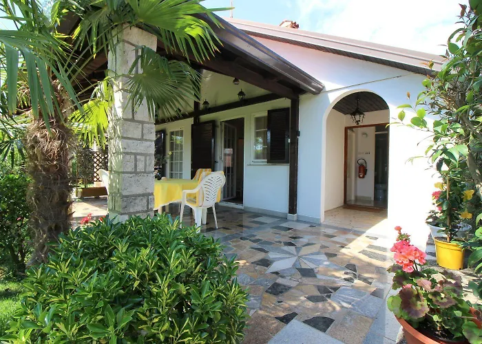 Hundefreundliches Mit Mediterranem Garten Und Nur 650 Meter Zum Porec