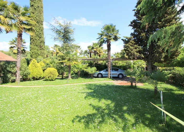 Hundefreundliches Mit Mediterranem Garten Und Nur 650 Meter Zum Poreč