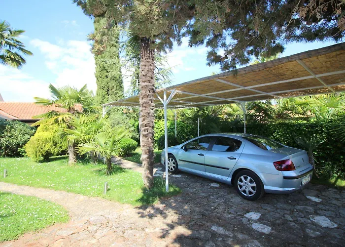 Hundefreundliches Mit Mediterranem Garten Und Nur 650 Meter Zum Poreč