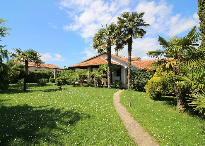 Hundefreundliches Mit Mediterranem Garten Und Nur 650 Meter Zum